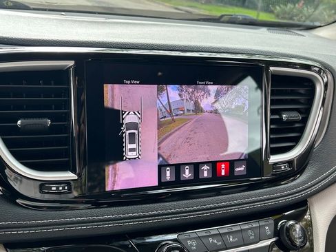 Used 2022 Chrysler Pacifica Touring-L image 24