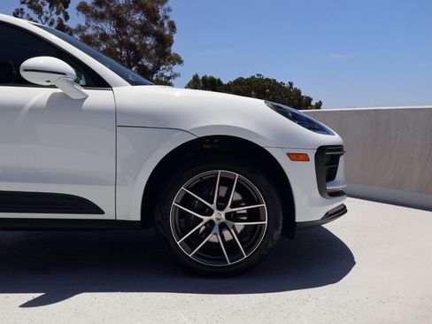 Certified 2025 Porsche Macan AWD/4WD image 11
