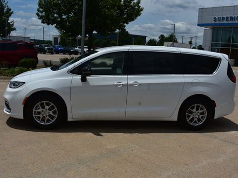 Used 2024 Chrysler Pacifica Touring-L FWD image 9