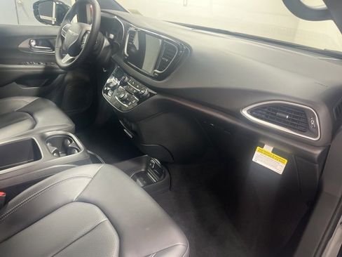 New 2025 Chrysler Voyager LX image 20