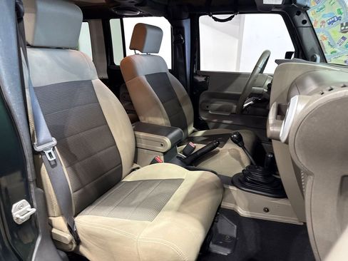 Used 2010 Jeep Wrangler Unlimited Sahara image 59