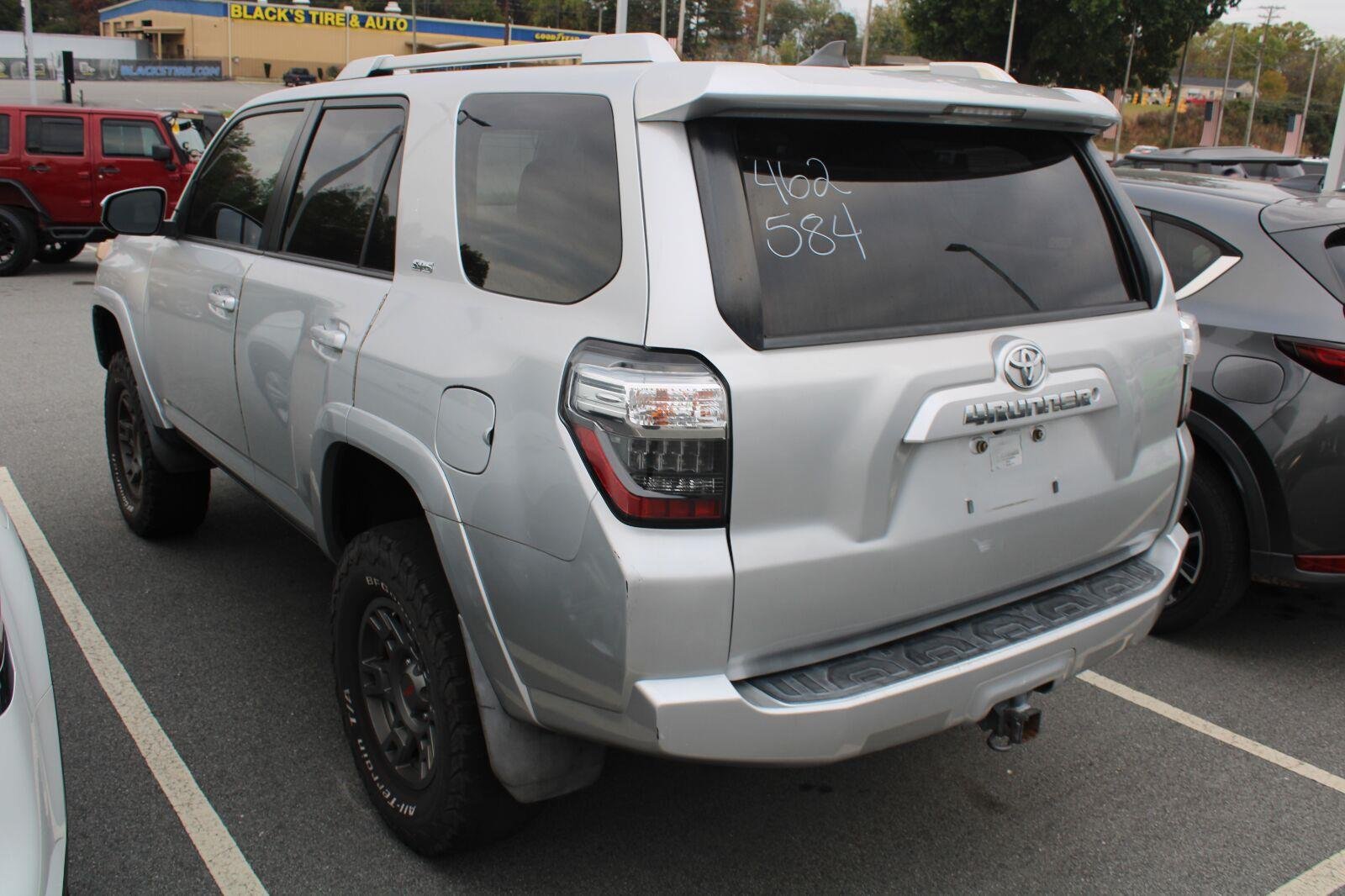 Used 2017 Toyota 4Runner SR5 AWD/4WD image 8