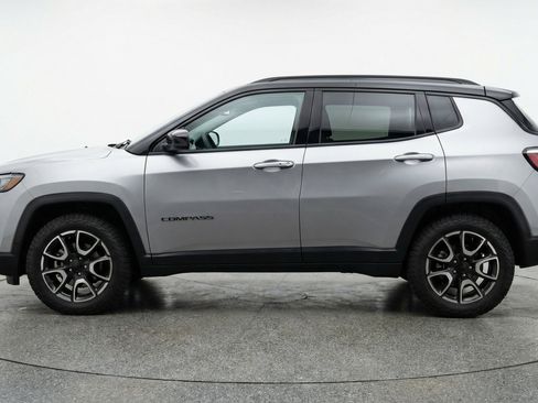 Used 2025 Jeep Compass Trailhawk image 5