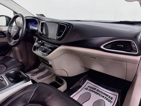 Used 2023 Chrysler Pacifica Touring-L FWD image 31