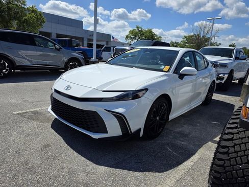Used 2025 Toyota Camry SE image 4
