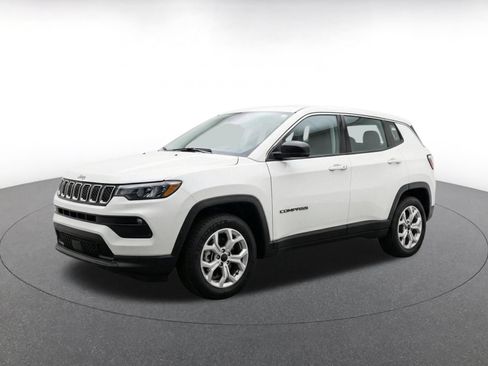 Used 2025 Jeep Compass Latitude AWD/4WD image 3