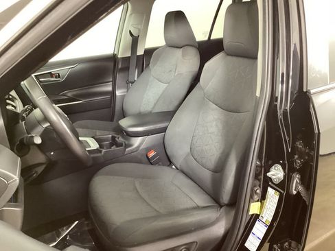 Used 2021 Toyota RAV4 XLE w/ XLE Grade Weather Package AWD/4WD image 28