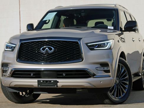 Used 2024 INFINITI QX80 Sensory AWD/4WD image 3