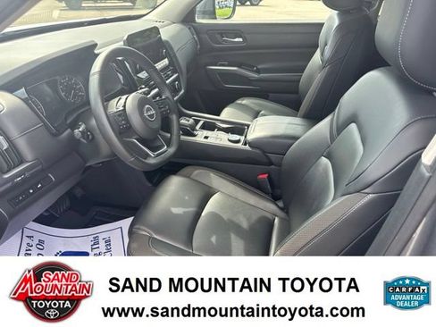 Used 2025 Nissan Pathfinder SL AWD/4WD image 12