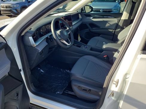New 2026 Volkswagen Tiguan SE FWD image 17