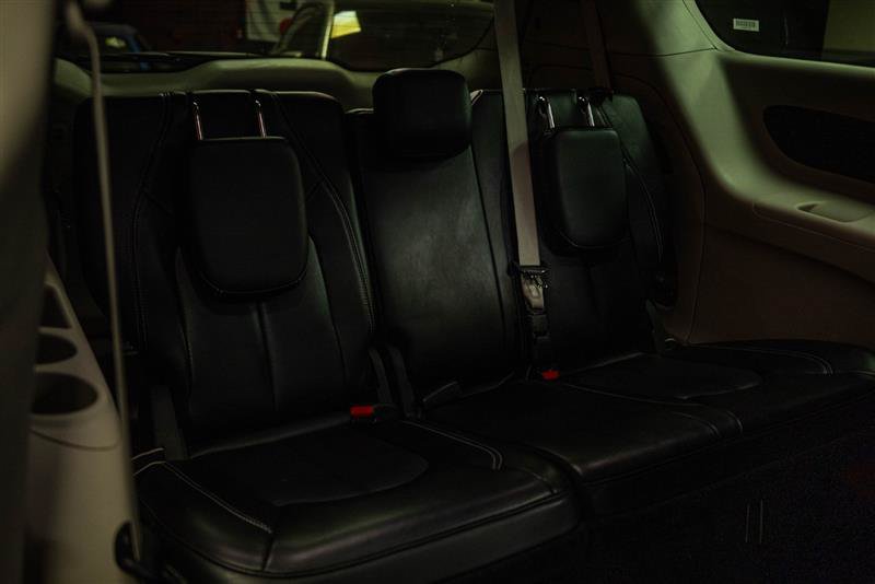 Used 2023 Chrysler Pacifica Touring-L FWD image 11