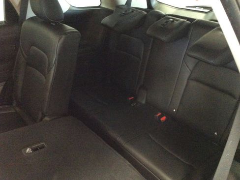 Used 2024 Nissan Pathfinder SL w/ Black Appearance Package image 35