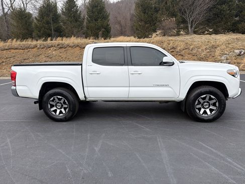 Used 2016 Toyota Tacoma SR5 w/ Towing Package image 4