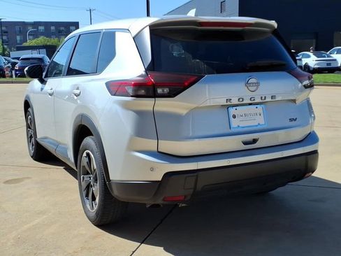 Used 2024 Nissan Rogue SV FWD image 2