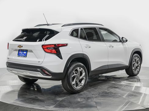 Used 2025 Chevrolet Trax LT w/ LT Convenience Package FWD image 8