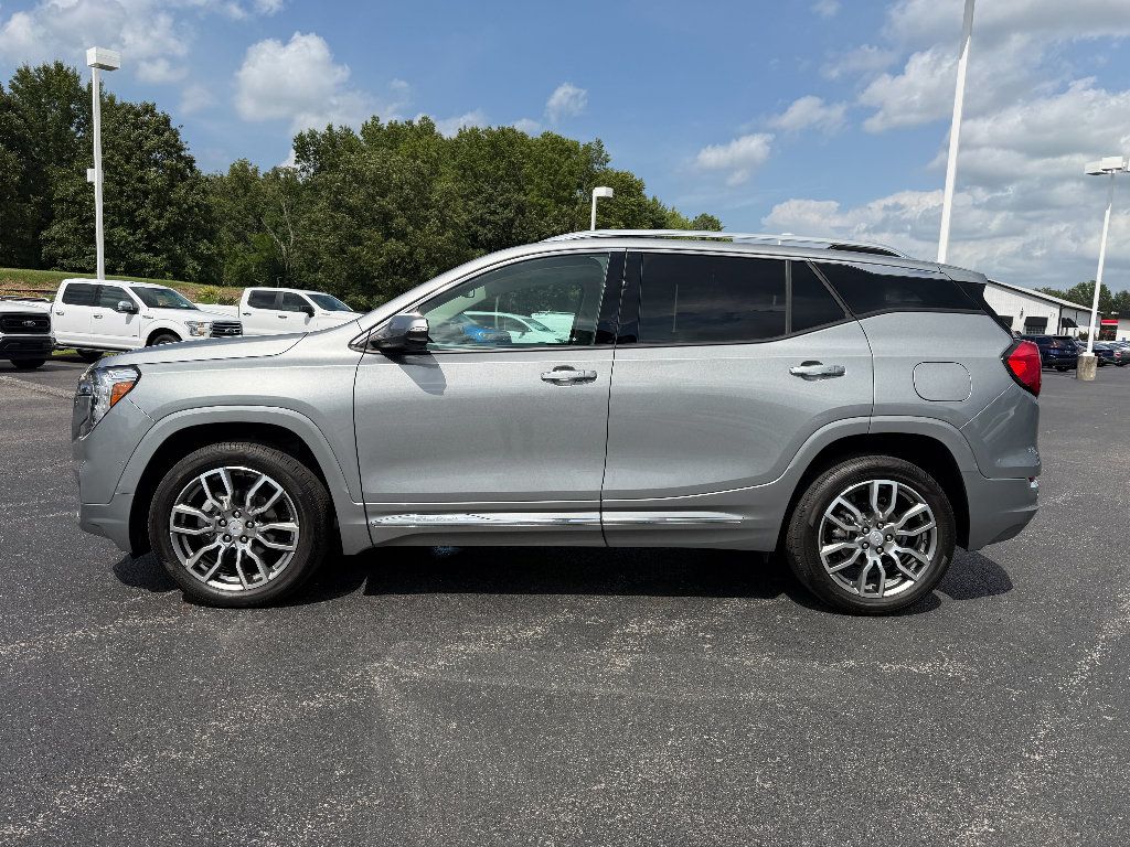 Used 2024 GMC Terrain Denali w/ Denali Premium Package AWD/4WD image 4