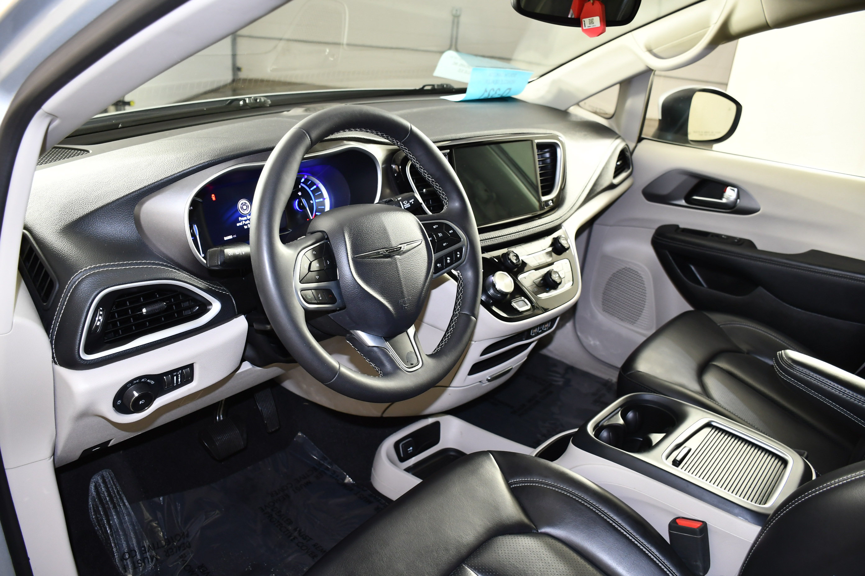 Used 2023 Chrysler Pacifica Touring-L FWD image 2
