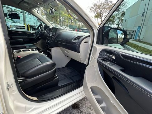 Used 2013 Chrysler Town & Country Touring image 25