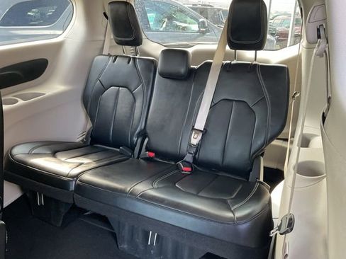 Used 2024 Chrysler Pacifica Touring-L image 14