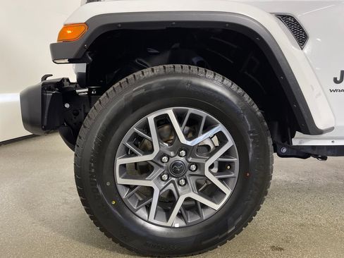 Used 2025 Jeep Wrangler Unlimited Sahara AWD/4WD image 11