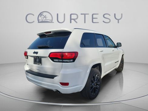 Used 2021 Jeep Grand Cherokee Laredo X AWD/4WD image 3
