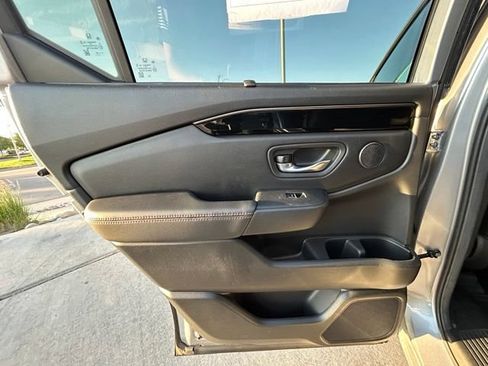 Used 2025 Honda Pilot TrailSport image 30