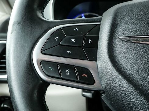 Used 2018 Chrysler Pacifica Touring-L image 15