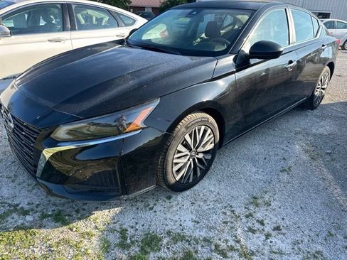 Used 2024 Nissan Altima 2.5 SV FWD image 12