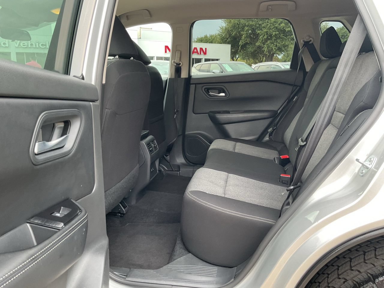 Used 2025 Nissan Rogue SV FWD image 11