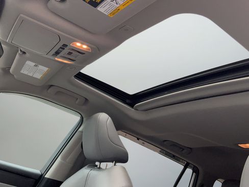 Used 2024 Toyota Highlander XLE FWD image 18