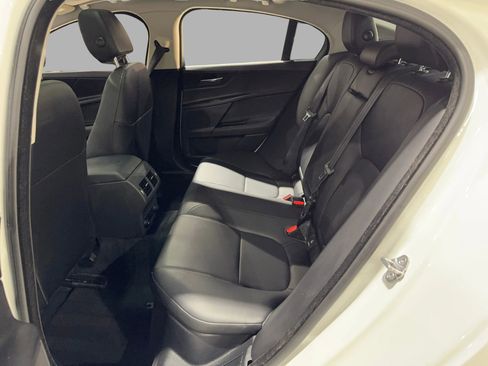 Used 2018 Jaguar XE Premium image 18