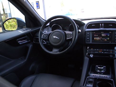 Used 2018 Jaguar F-PACE Premium image 36