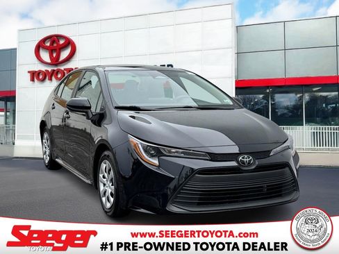 Used 2025 Toyota Corolla LE image 1