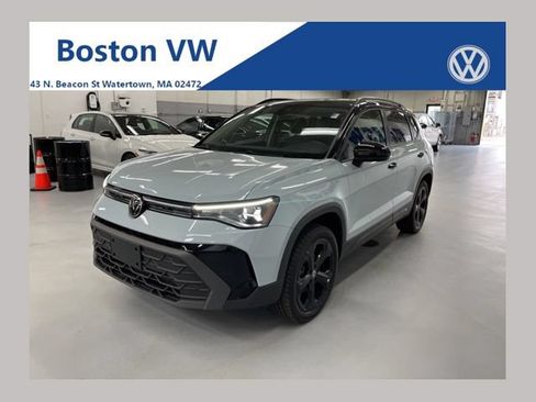 Used 2025 Volkswagen Taos SE AWD/4WD image 1