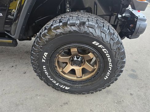 Used 2018 Jeep Wrangler Unlimited Sahara AWD/4WD image 29