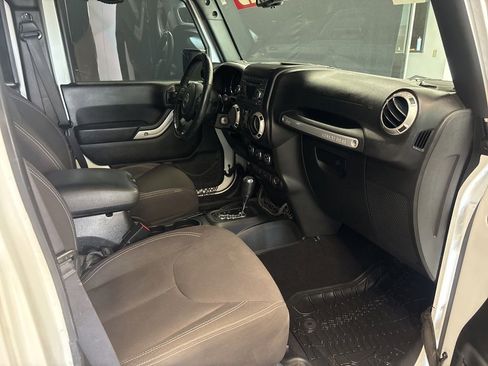 Used 2017 Jeep Wrangler Unlimited Sahara w/ Connectivity Group AWD/4WD image 11