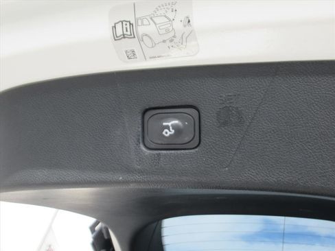 Used 2020 Ford Edge Titanium image 32