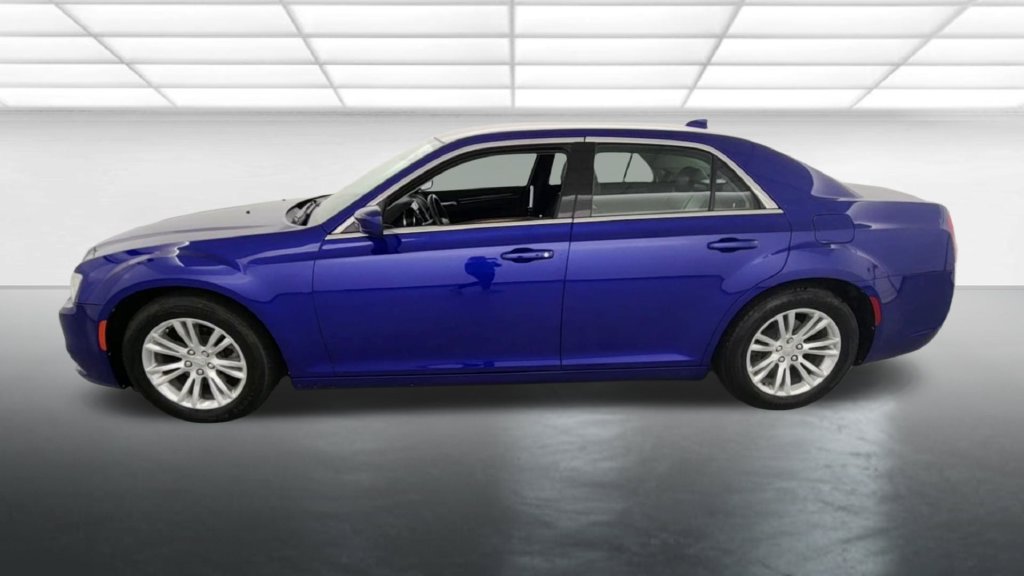 Used 2018 Chrysler 300 Touring L RWD image 4