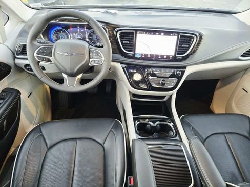 Used 2022 Chrysler Pacifica Limited AWD/4WD image 7