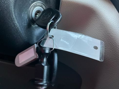 Used 2018 Toyota Sienna LE w/ Carpet Mat Package FWD image 28
