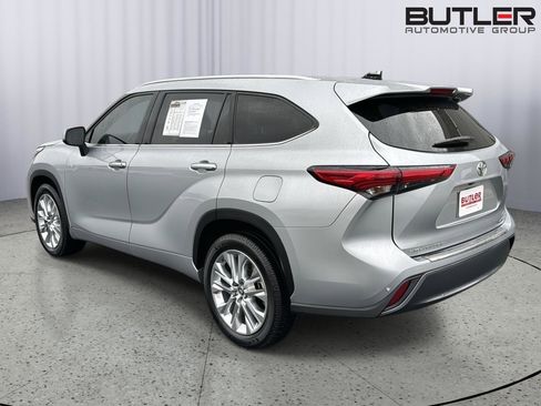 Used 2021 Toyota Highlander Limited image 3