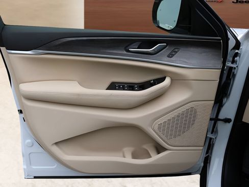 New 2026 Jeep Grand Cherokee L Limited AWD/4WD image 10