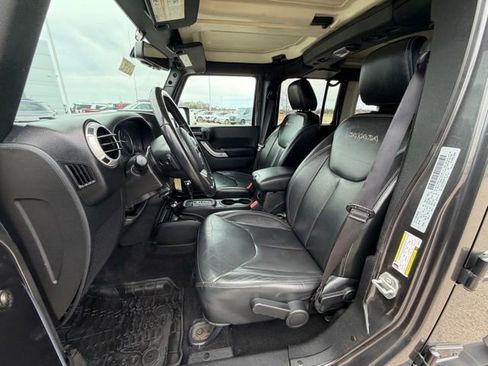 Used 2017 Jeep Wrangler Unlimited Sahara w/ Connectivity Group AWD/4WD image 16