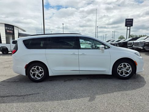 Used 2022 Chrysler Pacifica Limited FWD image 9