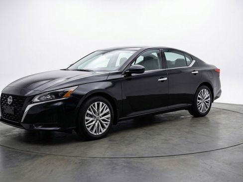 Used 2025 Nissan Altima 2.5 SV image 3