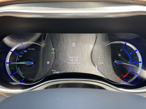 Used 2021 Chrysler Pacifica Limited w/ Uconnect Theater Family Group FWD image 21