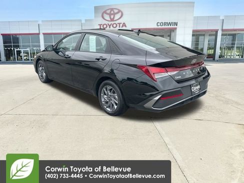 Used 2024 Hyundai Elantra SEL FWD image 3