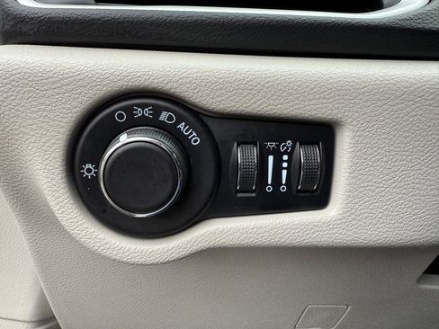 Used 2023 Chrysler Voyager LX image 24