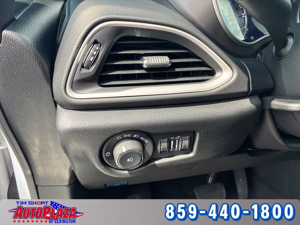 Used 2025 Chrysler Pacifica Select FWD image 26