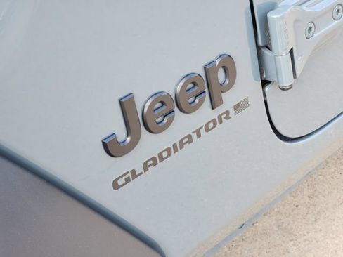 Used 2025 Jeep Gladiator Sport AWD/4WD image 9